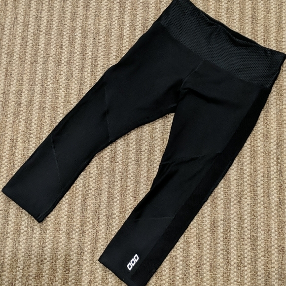 Lorna Jane Pants - Lorna Jane Mesh Capri Leggings